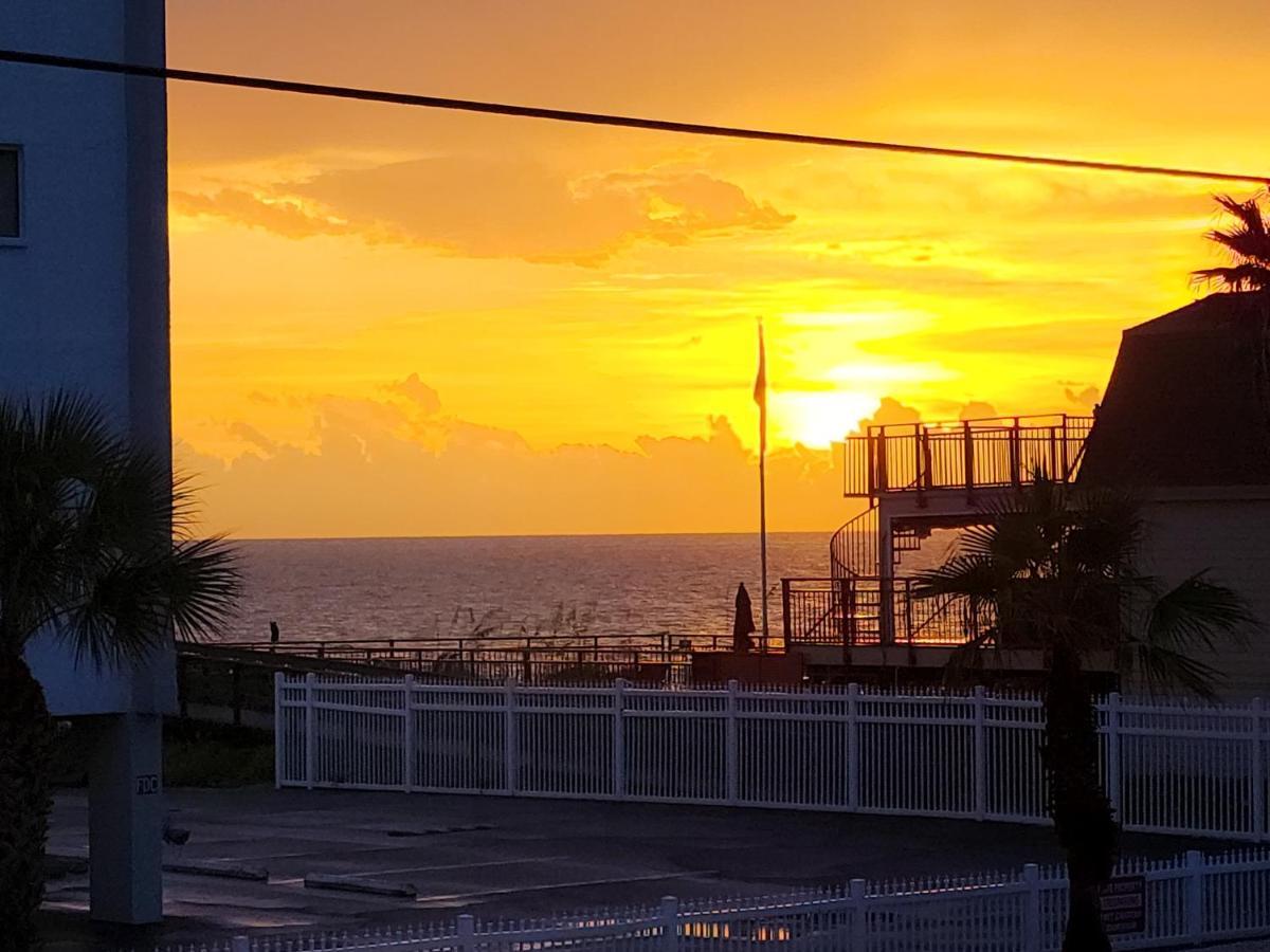 Funshine Sunset Beach St. Pete Beach Bagian luar foto